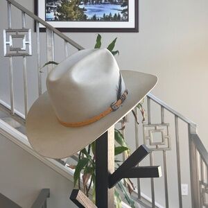 Stetson 10X hat in cream size 7 1/4 with tan leather hatband